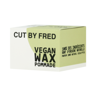 Une boîte verte et blanche étiquetée « Vegan Wax Pommade-50g-Cut by Fred » affiche « 100% des ingrédients sont d'origine naturelle, parfum 100% naturel eucalyptus », idéal pour s'associer au Vegan Hydratation Mask-400ML pour le soin hydratant capillaire végétalien ultime.