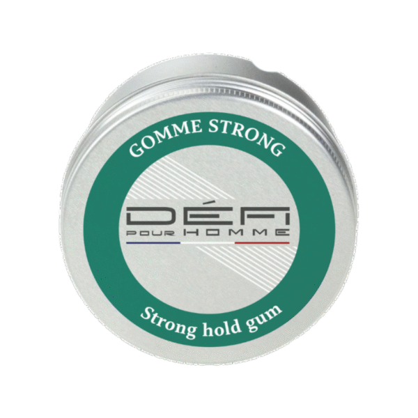 Un contenant rond argenté étiqueté « Défi pour Homme » avec une bordure verte, comportant « Gomme coiffante Strong-ultra maniable-75 ml », offre un coiffage fort mais flexible, parfait comme pâte coiffante homme.