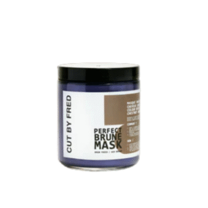 Un pot de 250 ml de masque Perfect Brune de Cut By Fred, doté d'un couvercle noir et d'une étiquette blanche avec du texte noir et marron sur un récipient violet.