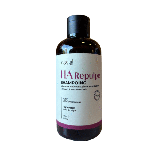 Un flacon de 200 ml de Shampoing HA Repulpe – Cheveux très Sensibilisés, idéal pour les cheveux abîmés. Contient de l'acide hyaluronique et un parfum de figue. Ce produit est présenté dans un flacon marron avec un bouchon noir et une étiquette blanche.