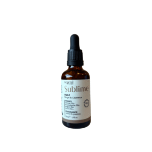 Un flacon compte-gouttes en verre brun étiqueté « Huile Sublime – Corps et cheveux 50ML », une huile multi-usage biologique et sans parfum pour le corps et les cheveux, est présenté sur un fond blanc uni.
