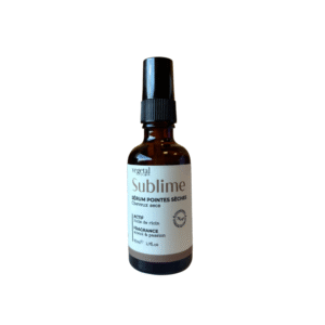 Un flacon compte-gouttes en verre brun étiqueté "Sérum Sublime – Cheveux 50ML" de Vegétal, une huile multi-usages pour cheveux et corps à l'huile de figue et au parfum fleur & passion, conçue pour nourrir les pointes sèches des cheveux.