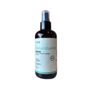 Un flacon pulvérisateur Brume Dynamisante – Cheveux Gras 200ML marron avec une étiquette bleue, une pompe noire et un bouchon transparent, conçu pour la brume volume cheveux fins, est présenté sur un fond blanc.