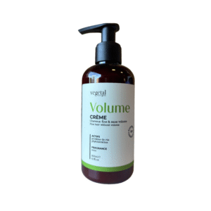 Un flacon de 200 ml de Crème Volume – Cheveux Fins avec pompe noire, conçu pour donner du volume aux cheveux fins. L'étiquette blanche et verte affiche les informations produit en français et en anglais.