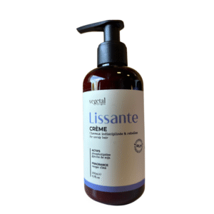 Un flacon pompe marron étiqueté « Crème Lissante – Cheveux Indisciplinés 200 ml » de Vegetal Origin, pour cheveux rebelles. L'étiquette blanche avec texte bleu et noir met en avant cette crème coiffante lissante naturelle ; contenance : 200 ml.