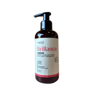 La Crème Brillance – Cheveux Colorés 200ML de Vegetalement Provence est un flacon pompe marron foncé pour cheveux colorés ou méchés, enrichi en huiles et parfumé à l'iris, au jasmin et à la vanille.