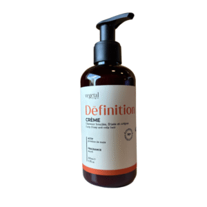 Un flacon pompe de 200 ml de Crème Définition – Cheveux Bouclés pour cheveux bouclés, crépus et frisés comporte une étiquette française blanche et orange affichant les détails du produit.
