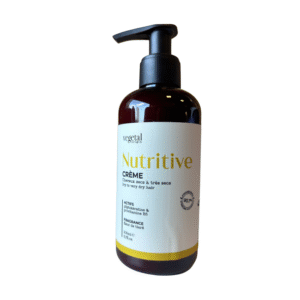 Un flacon pompe marron de Crème Nutritive – Cheveux très Secs 200ML, une crème hydratante pour cheveux très secs de Végétalement Provence, présente une étiquette française blanche et jaune.