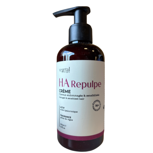 Un flacon pompe marron de Crème HA Repulpe – Cheveux très Sensibilisés 200ML pour cheveux abîmés, doté d'une étiquette blanche aux accents bordeaux, d'acide hyaluronique, d'un parfum de vigne et d'un soin nourrissant pour cheveux fragiles.