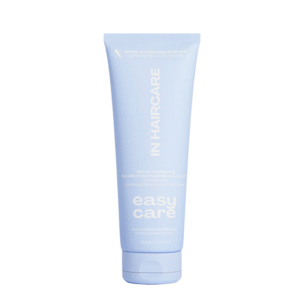 Un tube bleu clair d'Après-shampoing Easy Care - 250 ml - In Hair Care se dresse sur un fond blanc. À associer au Shampoing apaisant Wash n' Purify pour une routine douce, idéale pour les cuirs chevelus naturellement sensibles. 250 ml (8,5 fl oz).