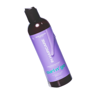 Un flacon de 250 ml de Gelée boucles : Curl N' GO - In Hair Care, avec une étiquette violette et un bouchon noir, est incliné sur un fond blanc.