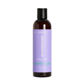 Un flacon marron foncé avec un bouchon noir et une étiquette violette indiquant « Gelée boucles : Curl N' GO - 250 ml - In Hair Care », conçu pour définir les boucles.