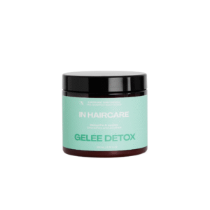 Un pot de 200 ml de Gelée Detox Gommage Cuir Chevelu de In Hair Care avec une étiquette vert clair indiquant « Détoxifie et apaise » en anglais et en français, présentée sur un fond blanc uni.