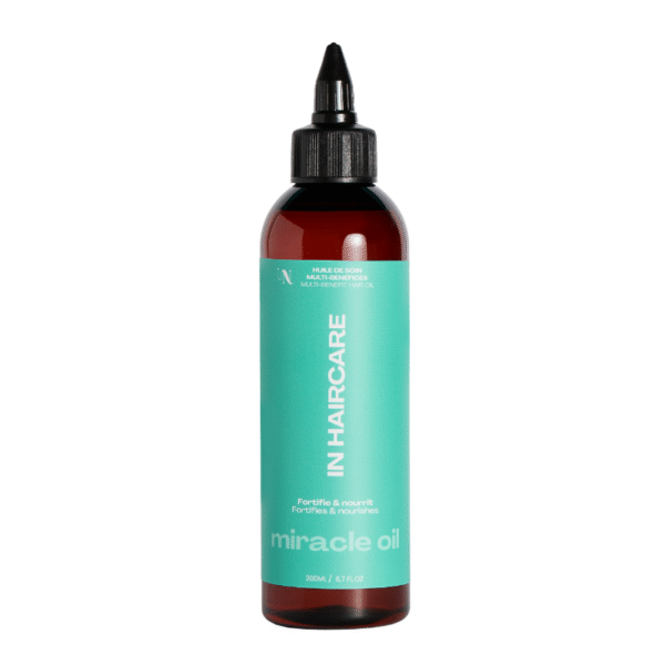 Flacon en plastique marron avec bouchon noir étiqueté « Huile de Soin Fortifiante - 200 ml - In Hair Care » en turquoise et blanc, conçu pour fortifier et nourrir les cheveux. Contient 200 ml (6,7 oz liq.) de produit.