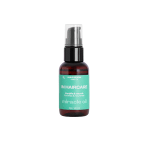 Un flacon marron avec une pompe noire étiquetée « Huile de Soin Fortifiante - 50 ml - In Hair Care » arbore une étiquette turquoise à texte blanc. Cette huile capillaire de 50 ml est idéale pour le soin des cheveux et enrichie en huile pousse cheveux bio.