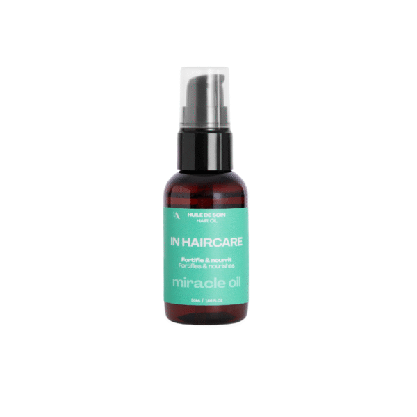 Un flacon marron avec une pompe noire étiquetée « Huile de Soin Fortifiante - 50 ml - In Hair Care » arbore une étiquette turquoise à texte blanc. Cette huile capillaire de 50 ml est idéale pour le soin des cheveux et enrichie en huile pousse cheveux bio.