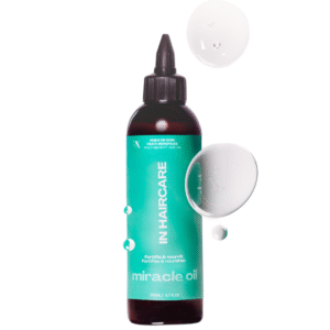 Un flacon de 200 ml d'Huile de Soin Fortifiante d'In Haircare, avec une étiquette verte et un bouchon noir, est illustré avec deux gouttes d'huile sur fond blanc. Le flacon met en valeur ses bienfaits fortifiants et nourrissants pour les cheveux.