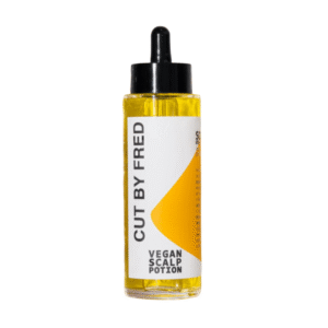 Un flacon transparent contenant un liquide jaune, étiqueté « Vegan Hair Impulse - complément pousse cheveux - Cut By Fred », comporte un bouchon compte-gouttes noir et une étiquette blanche, idéal pour votre routine Vegan Hair Impulse.
