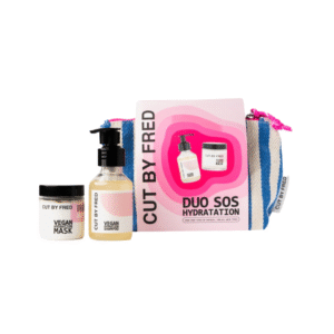 Le coffret hydratation cheveux vegan - Cut By Fred comprend un pot de masque Vegan Hair Impulse, un flacon pompe de shampoing vegan, une boîte rose et blanche et une pochette rayée bleu et blanc avec une fermeture éclair rose.