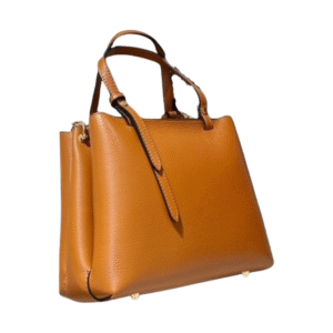 Un sac à main noir en cuir grainé compartimenté avec deux anses, des ferrures dorées, une forme structurée et des pieds de protection en métal sur le fond ; élégant et robuste.