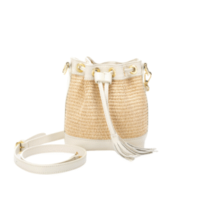 Le Sac Raphia et cuir véritable - Bandoulière réglable-Vanille est un petit sac seau avec des accessoires dorés, une fermeture à cordon, une longue sangle réglable, un pompon décoratif et un design élégant et minimaliste.