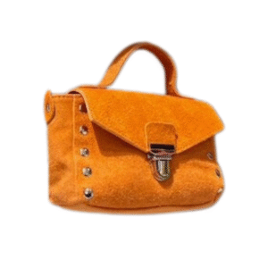 Le Petit sac à bandoulière en daim - Orange se compose de daim orange, d'une poignée supérieure, de clous métalliques sur les côtés et d'un fermoir argenté sur le rabat avant.
