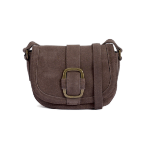 Le Sac porté travers en croûte de cuir-Taupe est un petit sac croisé en daim taupe avec une forme arrondie, un rabat avant, une boucle décorative en laiton et une bandoulière réglable. Présenté sur un fond blanc uni.