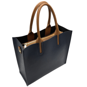 Le Sac bandoulière en cuir véritable-Bleu est un sac à bandoulière en cuir bleu avec une forme structurée, des accents métalliques dorés et une pochette zippée à l'intérieur pour plus de commodité.