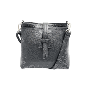 Le Sac bandoulière en cuir véritable - Fermeture zippée-Noir présente un cuir noir véritable avec une finition texturée, une longue lanière, un détail en forme de H sur le devant, des ferrures argentées et une fermeture zippée pour une élégance simple.