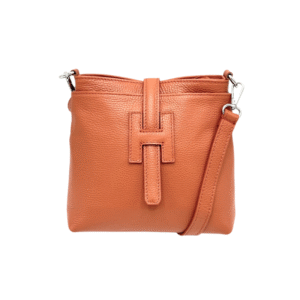 Un petit Sac bandoulière en cuir véritable de forme carrée et de couleur orange - Fermeture zippée avec une finition texturée, une lanière assortie et un rabat en forme de "H" sur le devant.