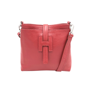 Le Sac bandoulière en cuir véritable - Fermeture zippée-Rouge est un sac en cuir véritable de couleur rouge avec une texture cailloutée, une fermeture à glissière et une sangle réglable avec des accessoires argentés.
