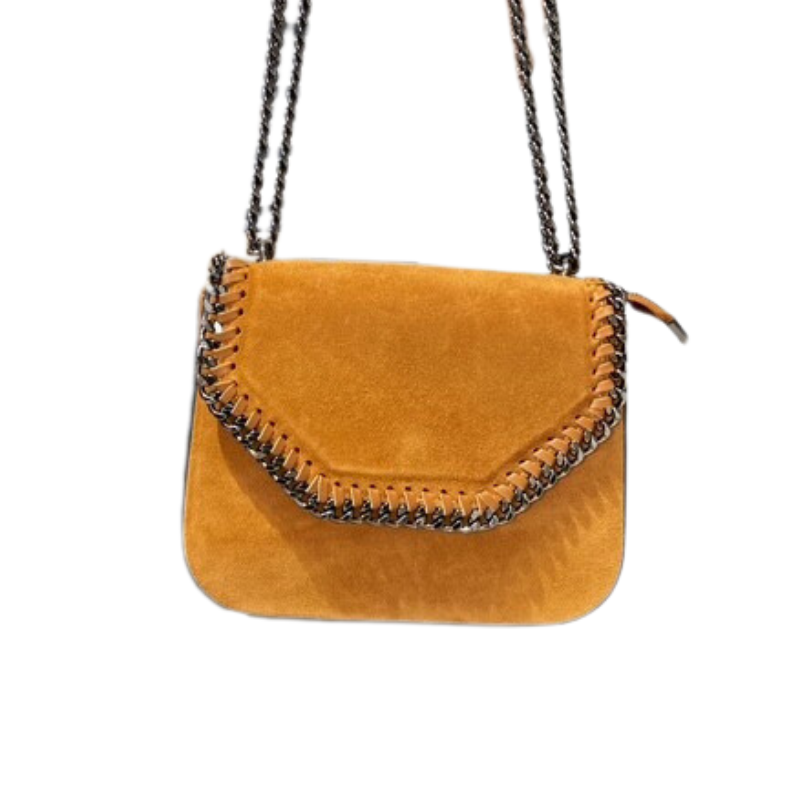 Un Sac à bandoulière en daim avec détail chaîne-Camel, doté d'une fermeture à rabat, de surpiqûres décoratives et d'une chaîne argentée, est présenté sur fond blanc.