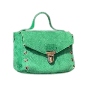 Le Petit sac à bandoulière en daim - Vert est un petit sac à main en daim vert avec une anse supérieure, des côtés cloutés argentés et un fermoir argenté sur le rabat avant.