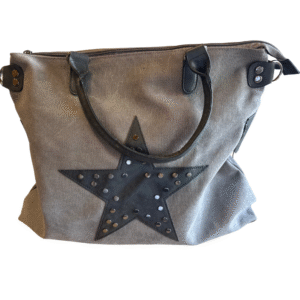 Le Sac toile bi-matière avec clous - Gris est un sac fourre-tout gris avec des poignées noires, une grande étoile noire ornée de clous argentés sur le devant, une fermeture à glissière et des rivets métalliques sur les attaches des poignées.