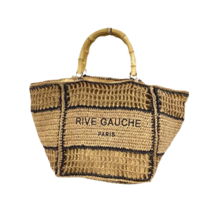 Le Sac tressé avec anses en bambou est un fourre-tout multicolore tissé avec des poignées en bambou, des accents noirs et l'inscription "RIVE GAUCHE PARIS" imprimée sur le devant.