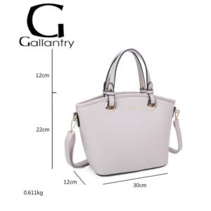 Un sac à main bandoulière beige avec deux anses et une bandoulière est présenté. Dimensions : 30cm (L) x 22cm (H) x 12cm (P) : 30cm (L) x 22cm (H) x 12cm (P). Poids : 0,611 kg. Le logo Gallantry se trouve en haut à gauche.