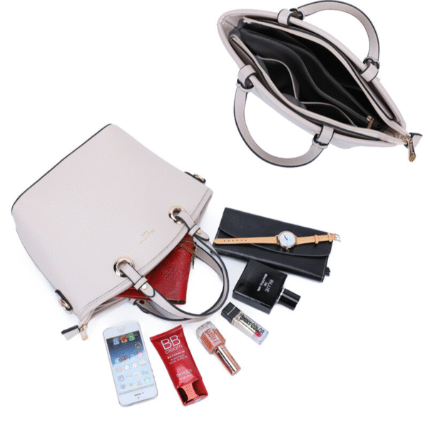 Le Sac à main bandoulière-Beige aux accents dorés est présenté ouvert et fermé, aux côtés d'un téléphone, d'une crème BB, de lunettes de soleil, d'un rouge à lèvres, d'un vernis à ongles, d'une montre, d'un portefeuille et d'un petit flacon de parfum.