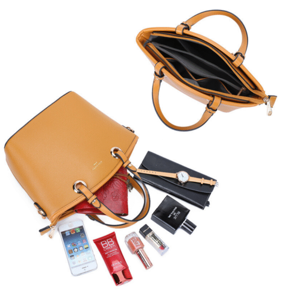Le Sac à main bandoulière-Beige est présenté de haut et de biais, avec son contenu - téléphone, rouge à lèvres, parfum, portefeuille, montre, crème pour les mains et maquillage - joliment disposé à l'extérieur du sac.
