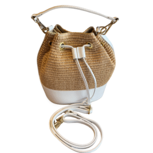 Le Sac à main bandoulière raphia garni cuir-Blanc est un sac à main chic de style seau avec un corps en raphia tissé, une base en cuir blanc, des accessoires en métal doré, un cordon de serrage blanc et une sangle blanche réglable.