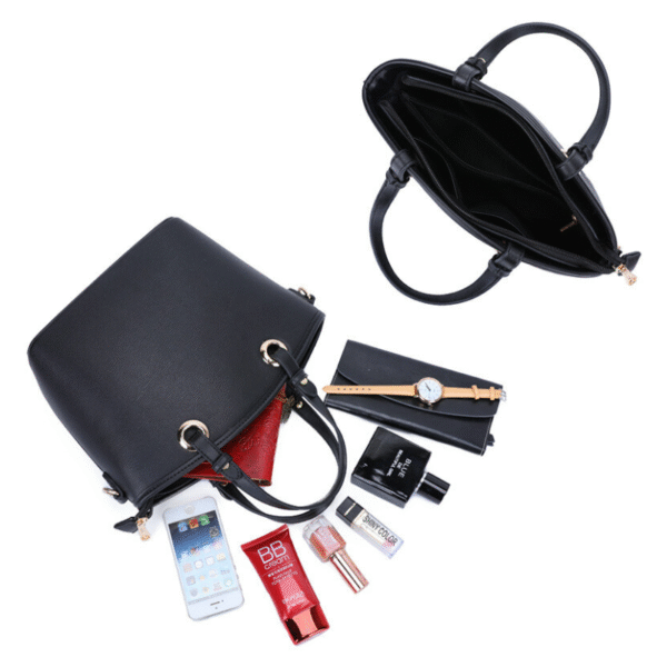 Sac à main bandoulière-Beige (Copie) beige avec des ferrures dorées montré ouvert et fermé, entouré d'un portefeuille rouge, d'une montre, d'un téléphone, d'une crème BB, d'un rouge à lèvres, d'un parfum et d'une poudre compacte.