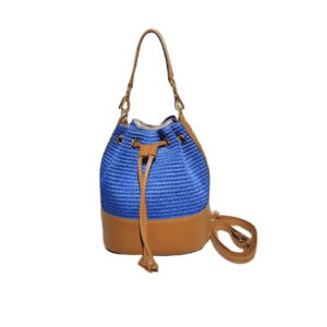 Le Sac à main bandoulière raphia garni cuir-Bleu présente un corps en raphia bleu tissé, une base en cuir fauve, une fermeture à cordon de serrage, une poignée assortie et une longue bandoulière transversale, le tout sur fond blanc.