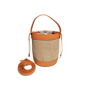 Le Sac à main bandoulière raphia garni cuir-Bleu Ciel présente des bordures en cuir fauve, une poignée en cuir, une fermeture à cordon de serrage et une bandoulière en cuir détachable assortie avec des ferrures dorées placées à côté du sac.