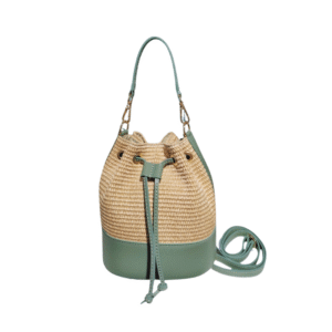 Le Sac à main bandoulière raphia garni cuir-Vert est un sac seau en paille et cuir vert menthe avec une fermeture à cordon de serrage, une poignée assortie, une sangle détachable et des accents en cuir, présenté sur un fond blanc.