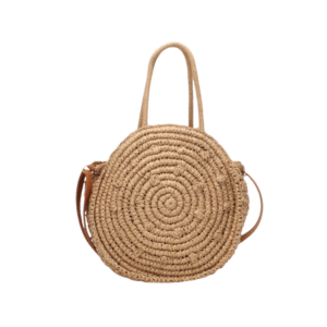 Le Sac bandoulière rond en paille est un sac à main rond en paille tressée avec deux anses supérieures et une bandoulière marron, présenté sur un fond blanc uni.