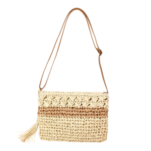Le Sac enveloppe bicolore avec pompons-Beige est une pochette croisée en paille tressée de couleur beige et beige avec une sangle marron réglable et un pompon décoratif.