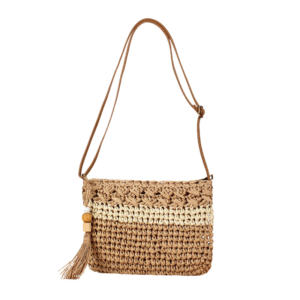 Le Sac enveloppe bicolore avec pompons-Camel est un sac rectangulaire en paille tressée avec un dégradé de beige et de marron clair, une longue lanière réglable, un pompon décoratif avec des perles en bois et un style bohème sans effort.
