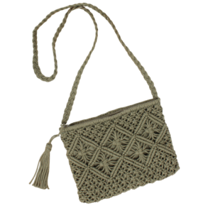 Le Sac pochette crochet bohème-Kaki est un petit sac à bandoulière vert olive, doté d'une lanière tressée, d'une houppe et d'un motif géométrique et floral complexe en macramé sur le devant.