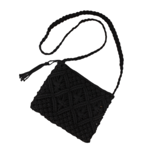 Le Sac pochette crochet bohème-Noir est un petit sac crochet noir à bandoulière tressée, avec une fermeture éclair à pompon et un motif de diamant complexe sur le devant.