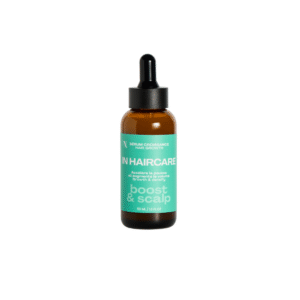 Un flacon compte-gouttes en verre brun de 50 ml de Sérum Boost & Scalp - In Hair Care avec une étiquette turquoise et un bouchon noir se dresse sur un fond blanc, idéal pour compléter votre routine naturelle de prévention de la chute des cheveux.