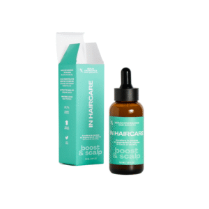 Une boîte turquoise et blanche portant l'inscription « Sérum Boost & Scalp - 50 ml - In Hair Care » se trouve à côté d'un flacon compte-gouttes. Ce soin antichute naturel est spécialement formulé pour le soin des cheveux et du cuir chevelu.